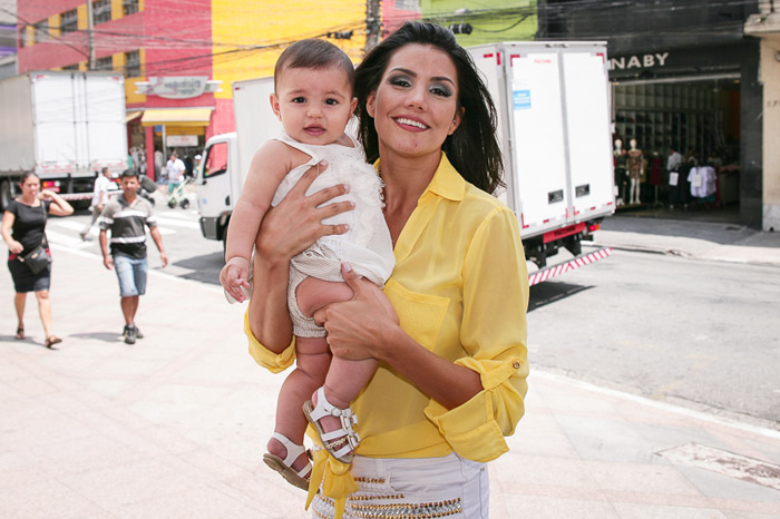 Viviane Araújo e Ailton Graça caem no riso em desfile na capital paulista