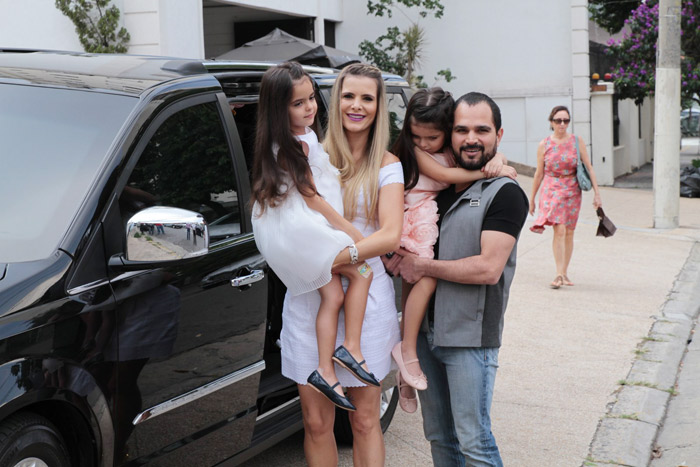 Luciano Camargo e a esposa chegam para comemorar os 5 anos das gêmeas com festa