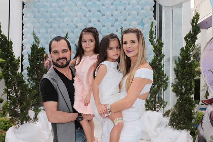 Luciano Camargo e a esposa posam no aniversário de 5 anos das gêmeas