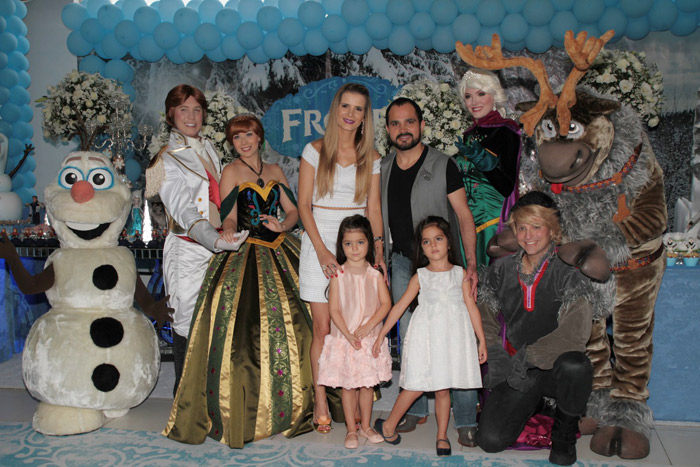 Luciano Camargo e a esposa comemoram os 5 anos das gêmeas com festa do filme Frozen