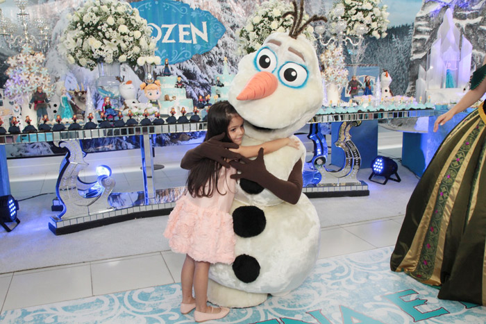 Isabella abraça personagem do filme Frozen, tema da festa