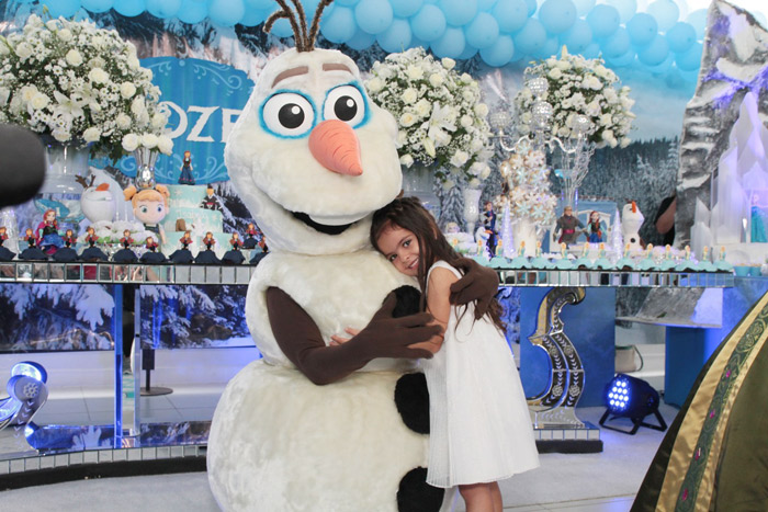 Helena posa abraçando personagem do filme Frozen