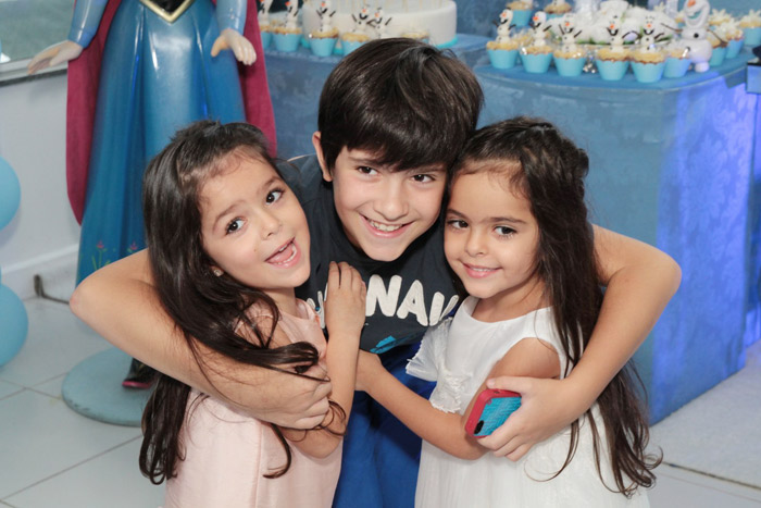 Isabella e Helena comemoram 5 anos com festa do filme Frozen