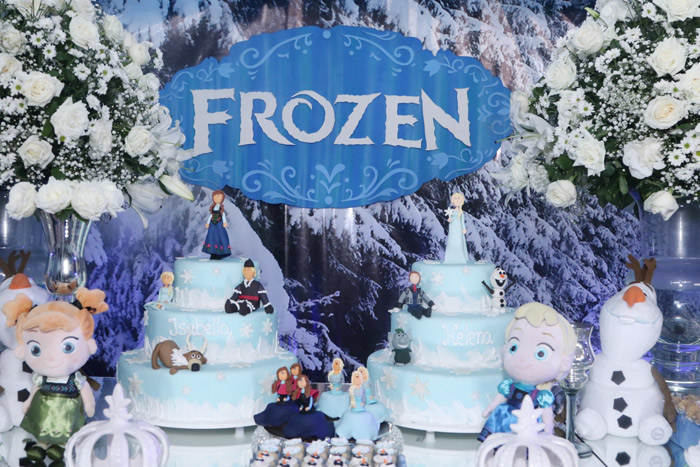 Detalhes da decoração da festa com tema do filme Frozen