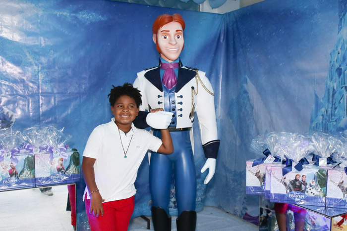 Gabriel, filho de Astrid Fontenelle, posa com personagem de Frozen