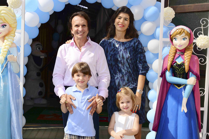 Emerson Fittipaldi e sua esposa, Rossana, chegam com os filhos na festa das gêmeas