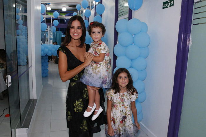 Vera Viel, esposa de Rodrigo Faro, leva as filhas à festa