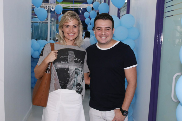 Belutti e a esposa marcam presença na festa das gêmeas de Luciano Camargo e Flávia