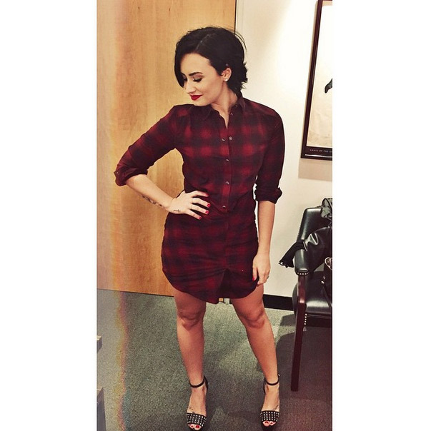 Demi Lovato esbanja simpatia enquanto brinca com seu look