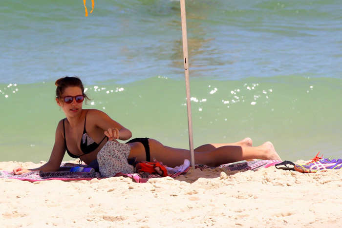 Bruna Linzmeyer exibe barriga chapada enquanto curte praia com amiga em Ipanema