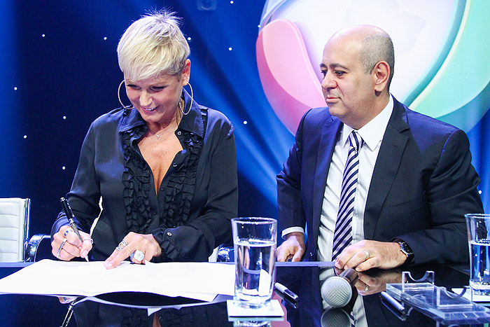 Xuxa finalmente assina contrato com a Record: ‘Tenho certeza que serei feliz’