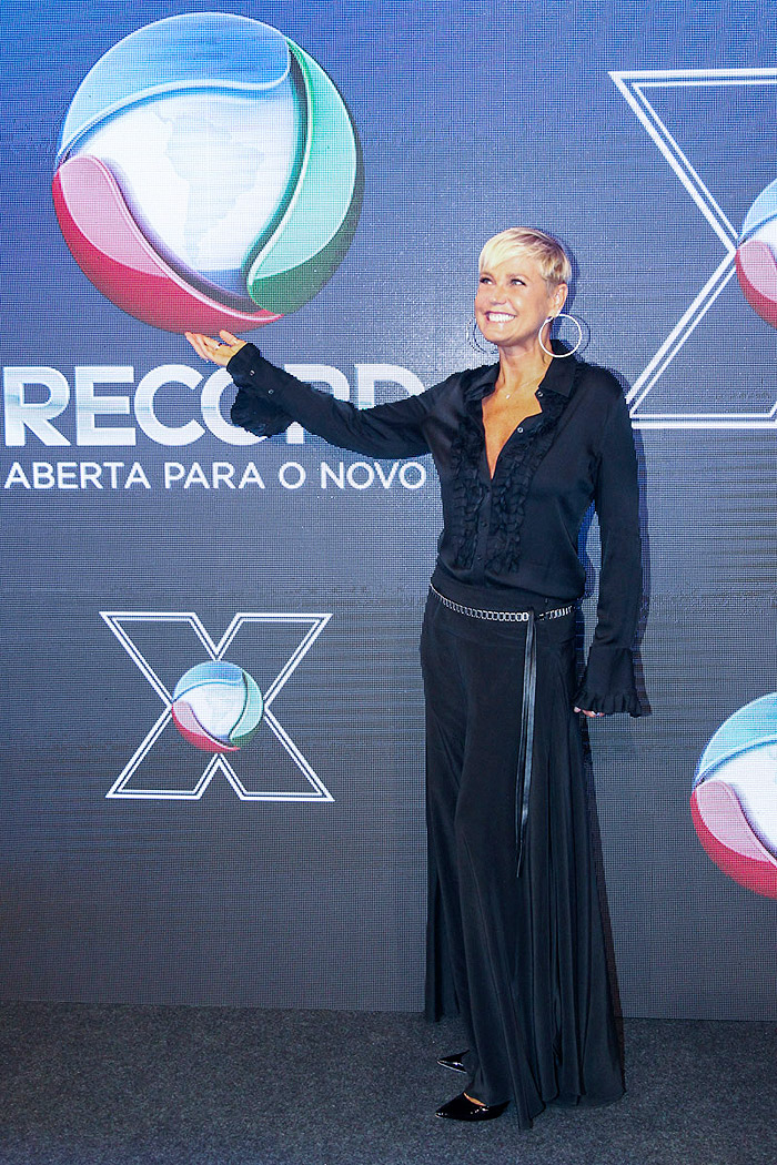 Xuxa finalmente assina contrato com a Record: ‘Tenho certeza que serei feliz’