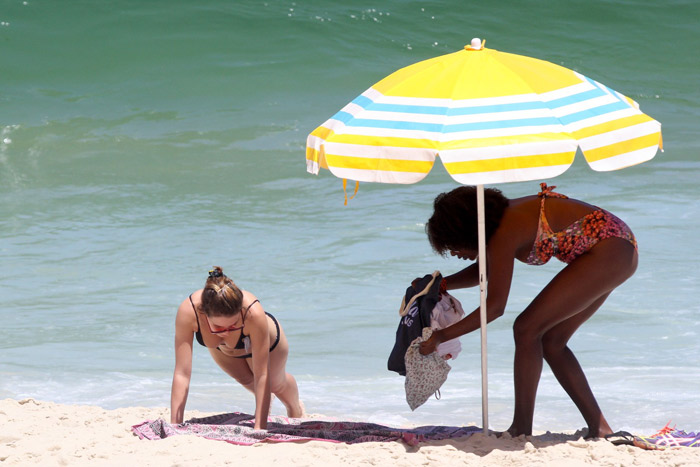 Bruna Linzmeyer exibe barriga chapada enquanto curte praia com amiga em Ipanema