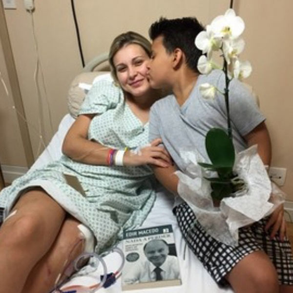 Andressa Urach recebe a visita do filho, no hospital