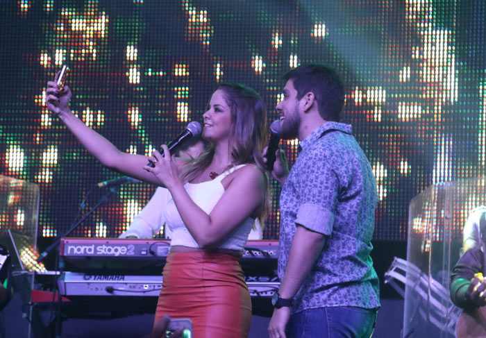 Maria Cecília e Rodolfo comandam as selfies durante showzaço, em São Paulo