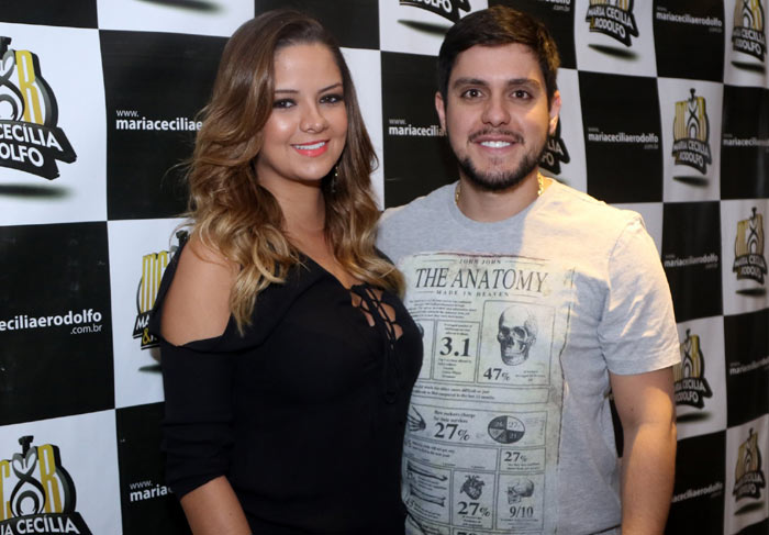 Maria Cecília e Rodolfo comandam as selfies durante showzaço, em São Paulo