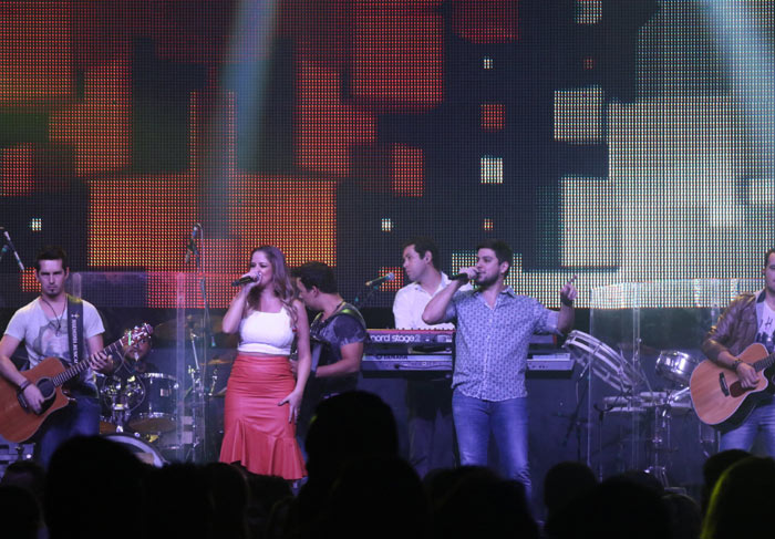 Maria Cecília e Rodolfo comandam as selfies durante showzaço, em São Paulo