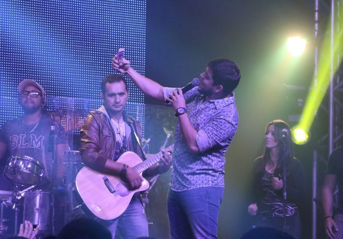 Maria Cecília e Rodolfo comandam as selfies durante showzaço, em São Paulo