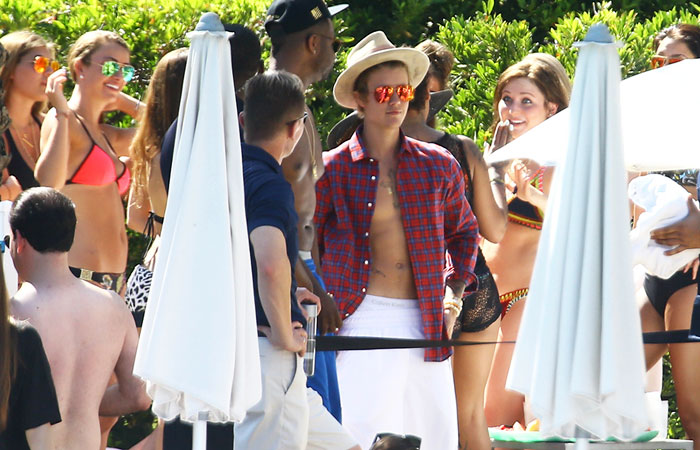 Justin Bieber comemora aniversário rodeado de garotas