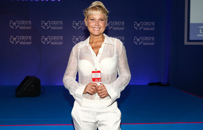 Xuxa aparece com Junno em evento sobre família no Guarujá