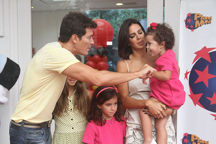 Rodrigo Faro, Vera Viel e as trës filhas marcaram presença na festa de aniversário de Alexandre Jr, filho de Ana Hickmann e Alexandre Correa