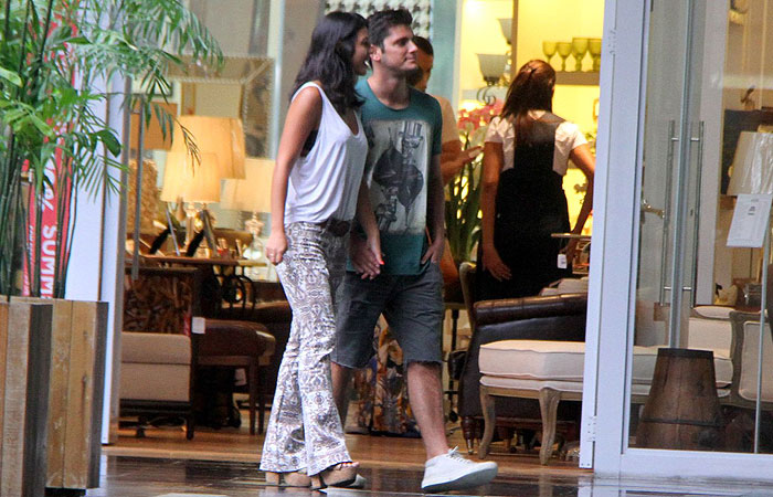 Clima de romance! Bruno Gissoni e Yanna Lavigne trocam beijos e carinhos em shopping