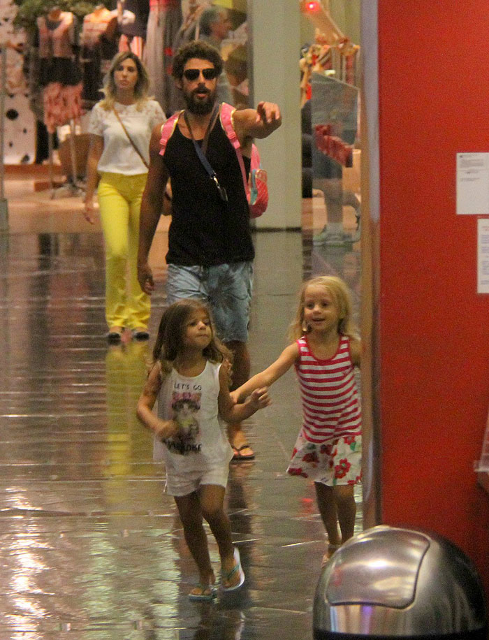 Cauã Reymond se diverte em passeio no shopping com a filha Sofia