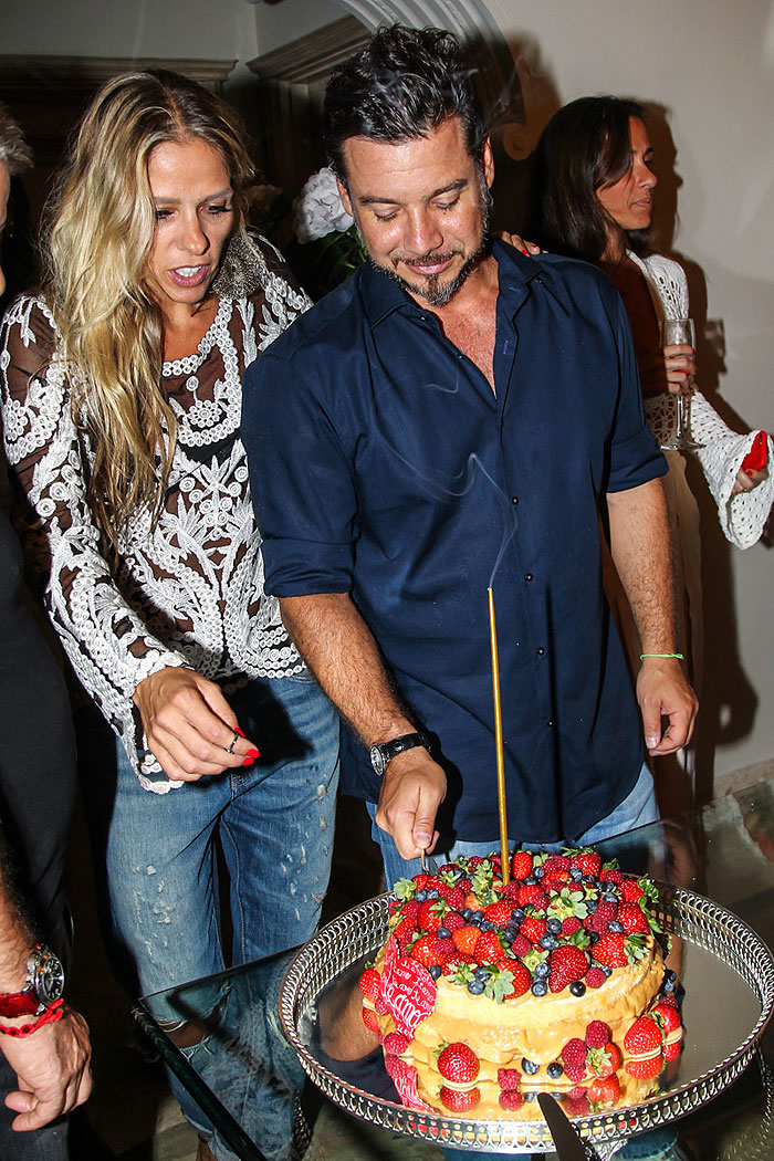 Adriane Galisteu ganha o primeiro pedaço do bolo de aniversário do maridão