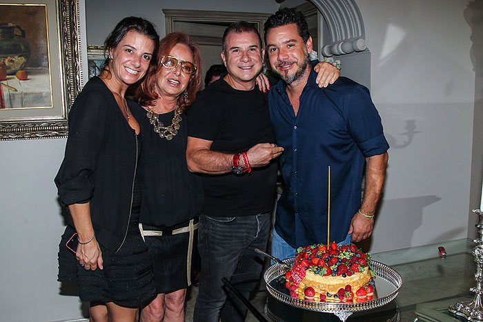 Adriane Galisteu ganha o primeiro pedaço do bolo de aniversário do maridão