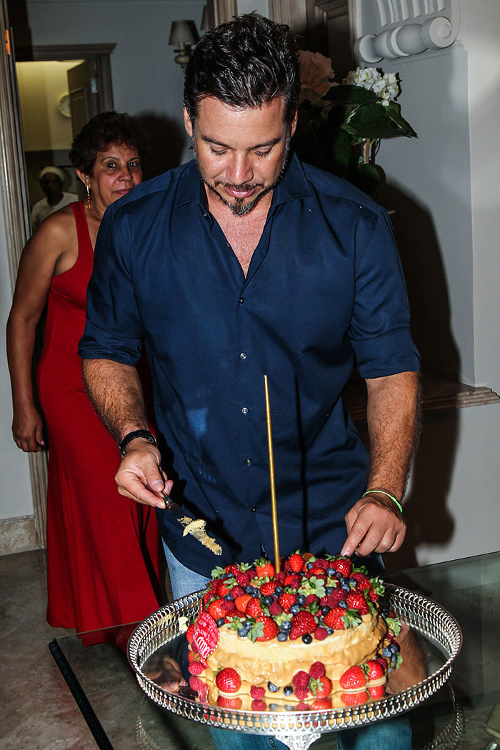 Adriane Galisteu ganha o primeiro pedaço do bolo de aniversário do maridão