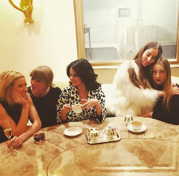 Selena Gomez e Taylor Swift fazem pose engraçada para foto