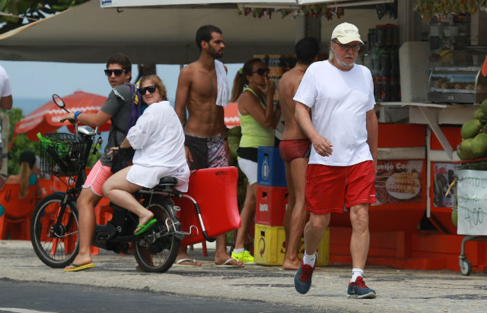 Tato Gabus Mendes caminha na Barra da Tijuca para cuidar da saúde