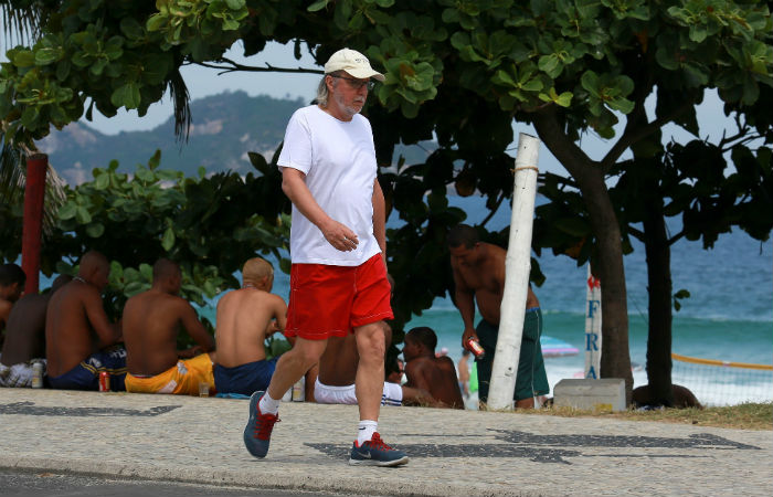 Tato Gabus Mendes caminha na Barra da Tijuca para cuidar da saúde