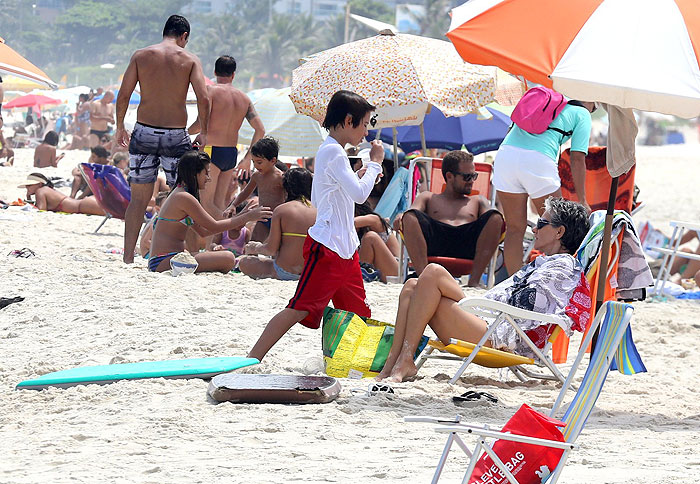 Cassia Kis Magro ‘dá aula’ de educação em praia na Barra da Tijuca