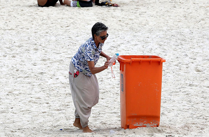 Cassia Kis Magro ‘dá aula’ de educação em praia na Barra da Tijuca