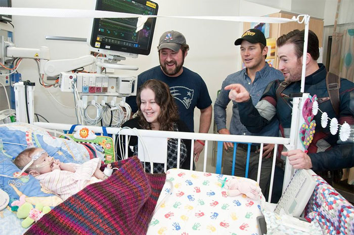 Chris Evans se veste de Capitão América e visita hospital infantil
