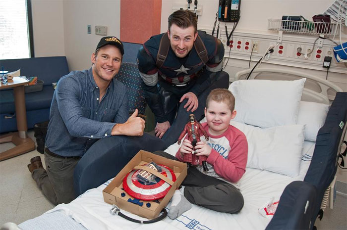 Chris Evans se veste de Capitão América e visita hospital infantil