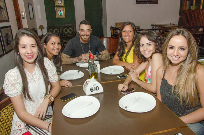 Felipe Titto janta com fãs em Maringá para comemorar o Dia da Mulher