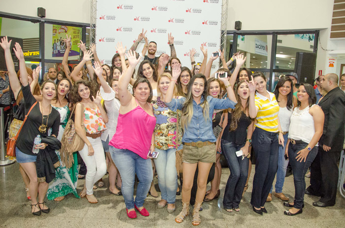 Felipe Titto janta com fãs em Maringá para comemorar o Dia da Mulher
