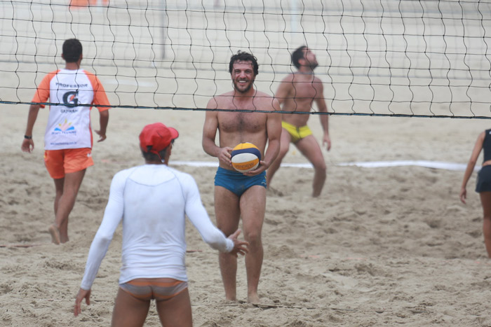 Rodrigo Lombardi joga partida de vôlei em praia carioca 
