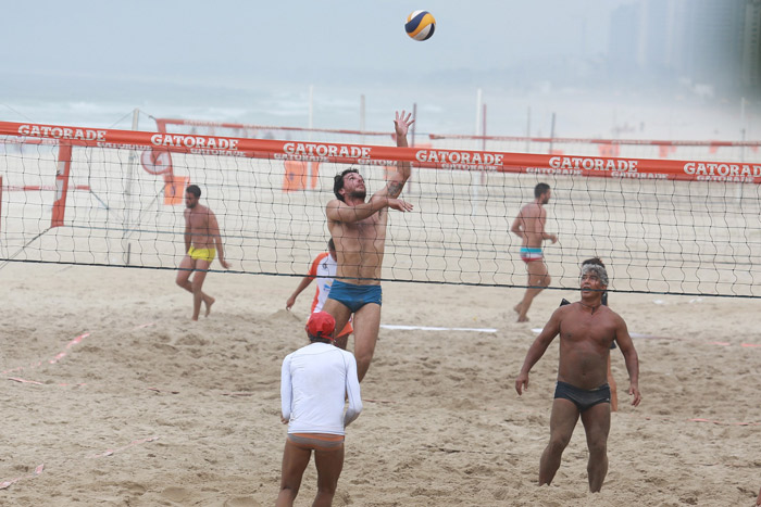 Rodrigo Lombardi joga partida de vôlei em praia carioca 