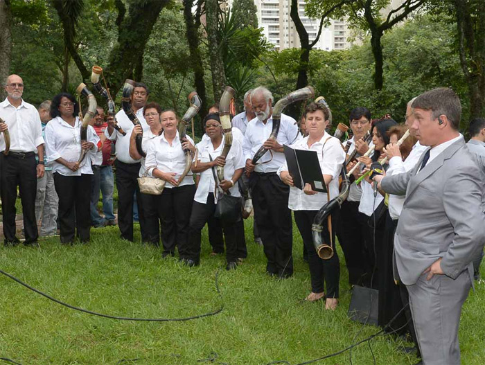 Corpo de Inezita Barroso é enterrado em meio a muita emoção