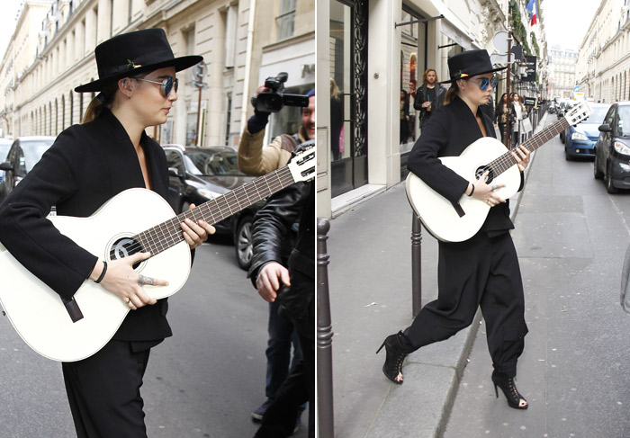  Cara Delevingne toca violão nas ruas de Paris
