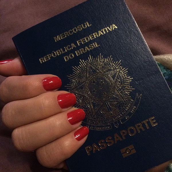 Isis Valverde mostra passaporte e namorado mexicano diz: ‘Esperando por você’