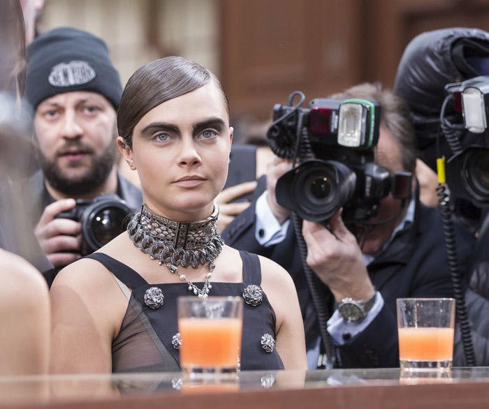 Cara Delevingne mostra seu estilo no desfile da Chanel 