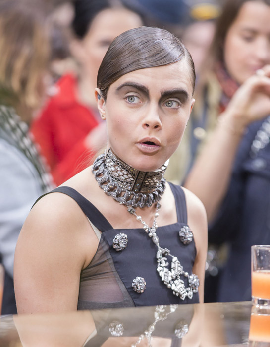 Cara Delevingne mostra seu estilo no desfile da Chanel 