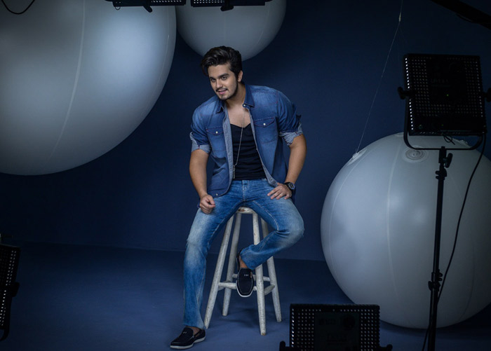 Luan Santana veste jeans para campanha de moda