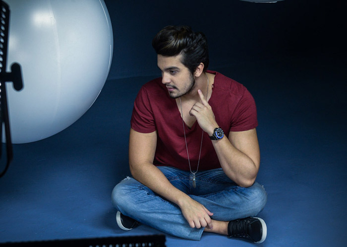 Luan Santana veste jeans para campanha de moda