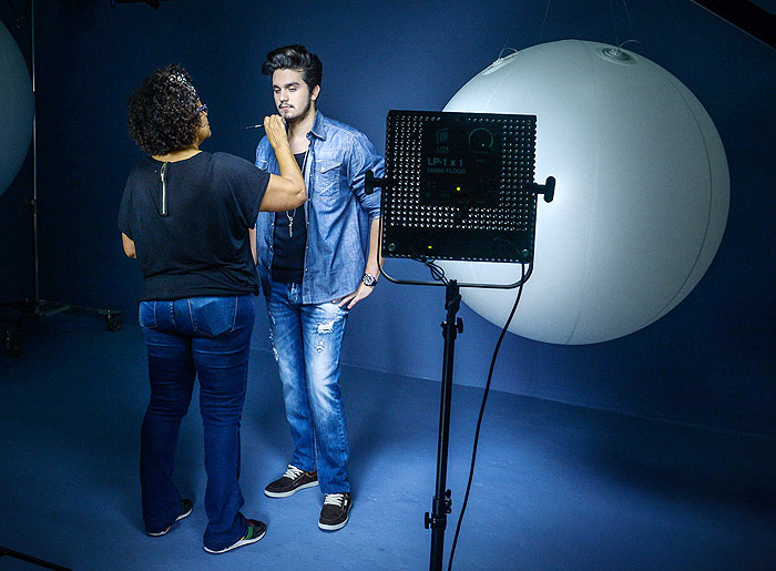 Luan Santana veste jeans para campanha de moda