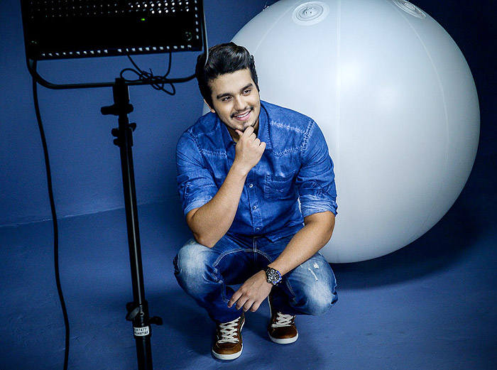 Luan Santana veste jeans para campanha de moda